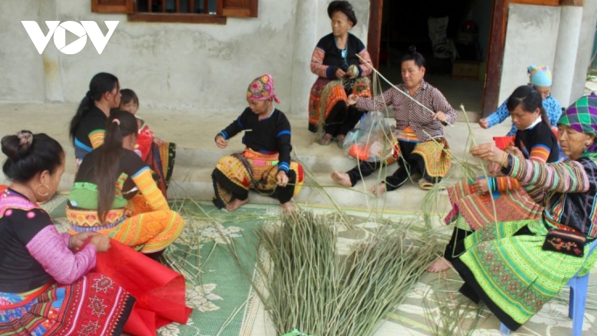 Mong ethnic people in Son La keep brocade weaving alive